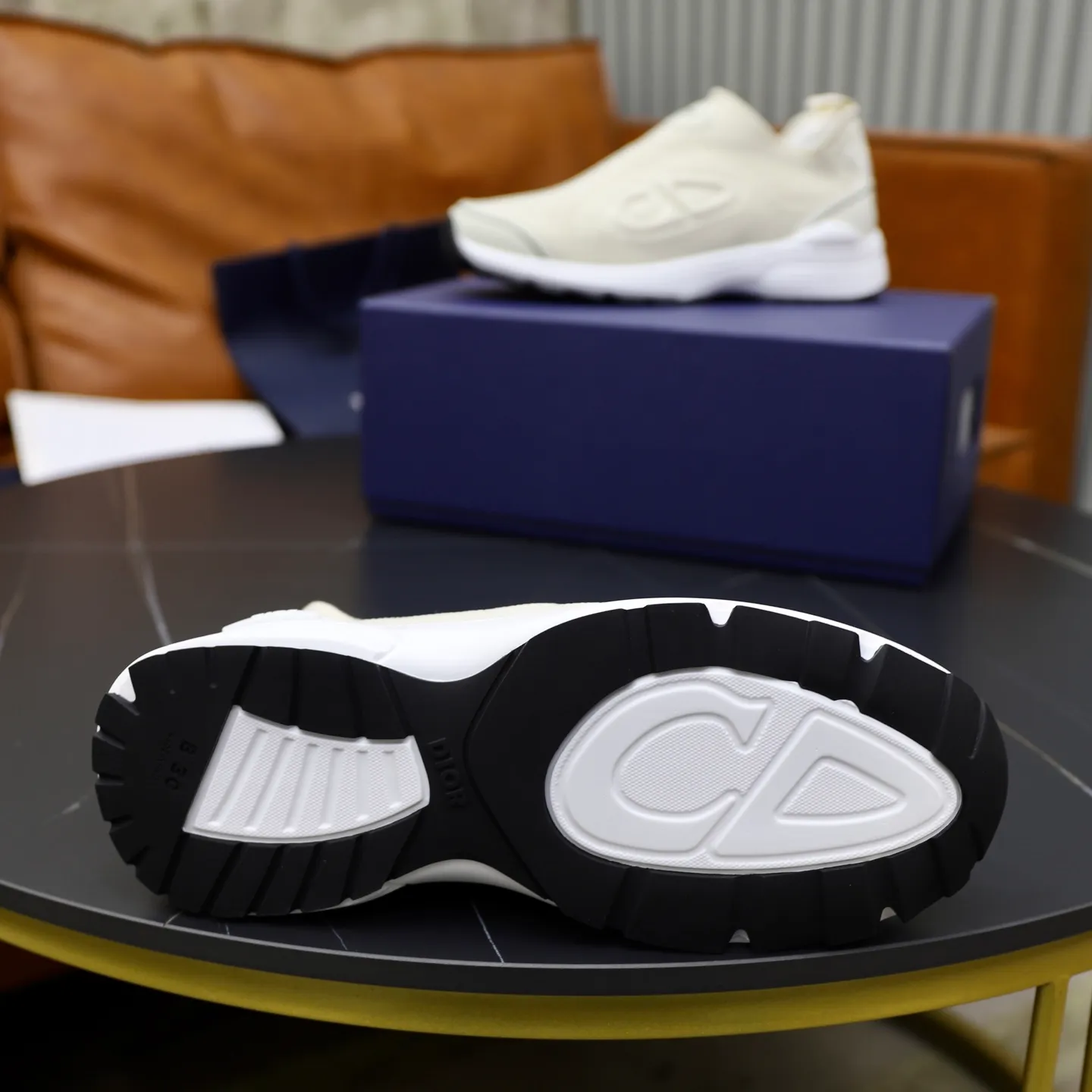 Ex-factory price: 520💰Dior B30’s latest hot model is shipped, the original version is manufactured 1:1 ▪️ Fabric: Original customized fly weave ▪️ Lining: Imported breathable mesh ▪️ Sole: Original molded non-slip outsole ▪️ Size: 38-46 (45 and 46 are custom-made and cannot be returned or exchanged)